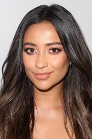 Shay Mitchell en Cadáver
