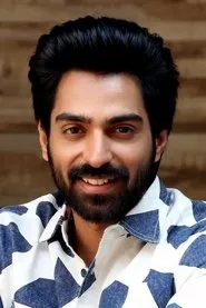 Foto de Shiva Kandukuri interpretando a Karthik en MANAMEY