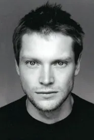 Foto de Simon Woods como Dr Harrison