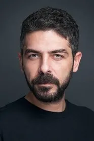 Foto de Sinan Tuzcu interpretando a Yusuf en Mavi Gözlü Dev