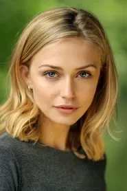 Foto de Sophie Simnett interpretando a Bee en Surviving Christmas with the Relatives