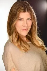 Foto de Steffanie Sampson interpretando a Kara Harmon en Dientes de Sable