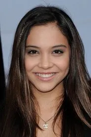Foto de Stella Hudgens interpretando a Janelle en Atrapada en la red