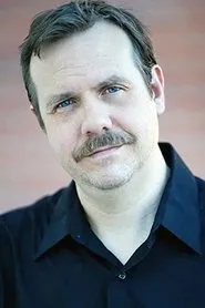Steve Lewis en Glow