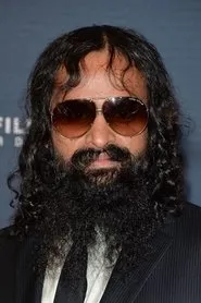 Foto de Suresh John interpretando a Amir en Lo que de verdad importa