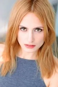 Suzanne May en The Scenesters