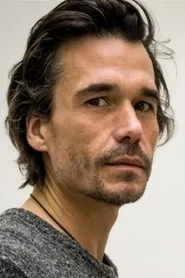 Foto de Sylvain Jacques interpretando a Casquette en Médico de Noche