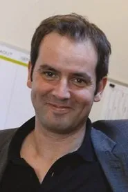 Foto de Tanguy Pastureau interpretando a Self en Willy Rovelli et la grande soirée des râleurs