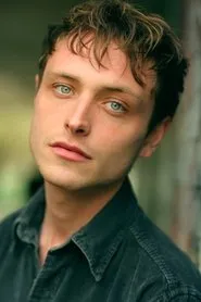 Foto de Thomas Flynn interpretando a Philip Hanover-Stuart Fox en Rojo, blanco y sangre azul
