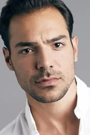 Foto de Tiago Aldeia interpretando a António Roquete en Cândido