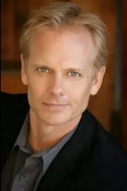 Foto de Todd Eric Andrews interpretando a Harvan en Rush Week