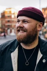 Foto de Tom Walker interpretando a en LOS40 Music Awards 2018