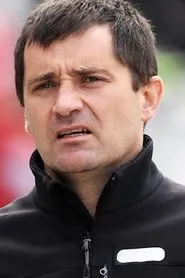Foto de Toni Cuquerella interpretando a Narrator en Hamilton vs. Verstappen: un Mundial de infarto