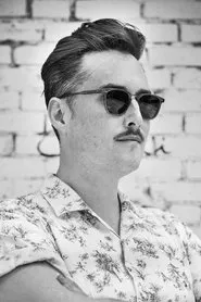 Foto de Trevor Anderson interpretando a Mr. Justice Richardson en The Twentieth Century