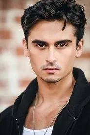 Tyler James White en Maddie