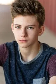 Foto de Tyler Sanders como Leo