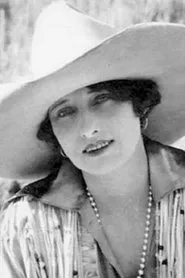 Vera McGinnis en Nobody Home