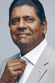 Foto de Vijay Amritraj interpretando a Vijay en Octopussy