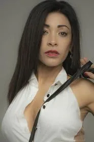 Ydalia Suarez en Island of the Living Dead