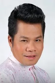 Foto de Yingyong Yodbuangam interpretando a Arthit en The Bodyguard