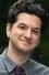 Ben Schwartz como Tom