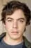 Connor Price como Young Travis Dawn