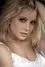 Courtney Peldon como Lauren