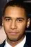 Elliot Knight como Colin