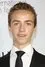 Evan Bird como Tom Larsen