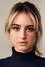 Grace Van Patten como Zoe