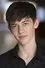Griffin Gluck como Luke Chambers