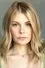 Hannah Arterton como Dee Dee
