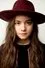 Hannah Schiller como Helen Fiedler