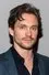 Hugh Dancy como Caleb Garlin