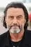 Ian McShane como Malcolm Finney