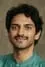 Karan Soni como Srinivas Bollimpalli