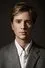 Luke Newberry como Harry Dunn
