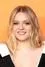 Maisy Stella como Daphne Conrad