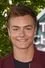 Peyton Meyer como Wes Manning