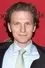 Sebastian Arcelus como Dave Hiller