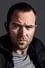 Sullivan Stapleton como Sgt. Damien Scott
