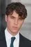 Tom Hughes como Julian