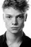 Tom Rhys Harries como Elliot Hollis