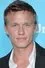 Warren Kole como Ray Bidwell