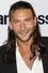 Zach McGowan como Roan