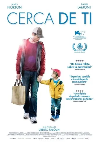Póster de Cerca de ti (2020) con Niamh McGrady como Lorraine