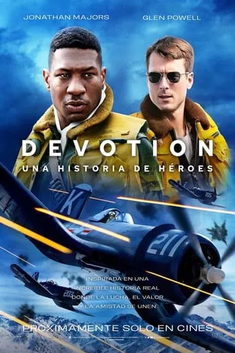 Póster de Devotion. Una historia de héroes (2022) con Glen Powell como Thomas J. Hudner Jr.