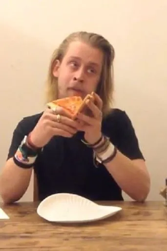 Póster de Macaulay Culkin Eating a Slice of Pizza