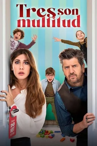 Póster de Tres son multitud (2023) con Fabio De Luigi como Marco