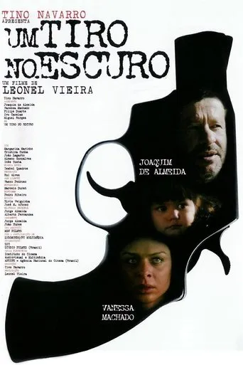 Póster de Un tiro en la oscuridad (2005) con João Lagarto como Castro Ferraz